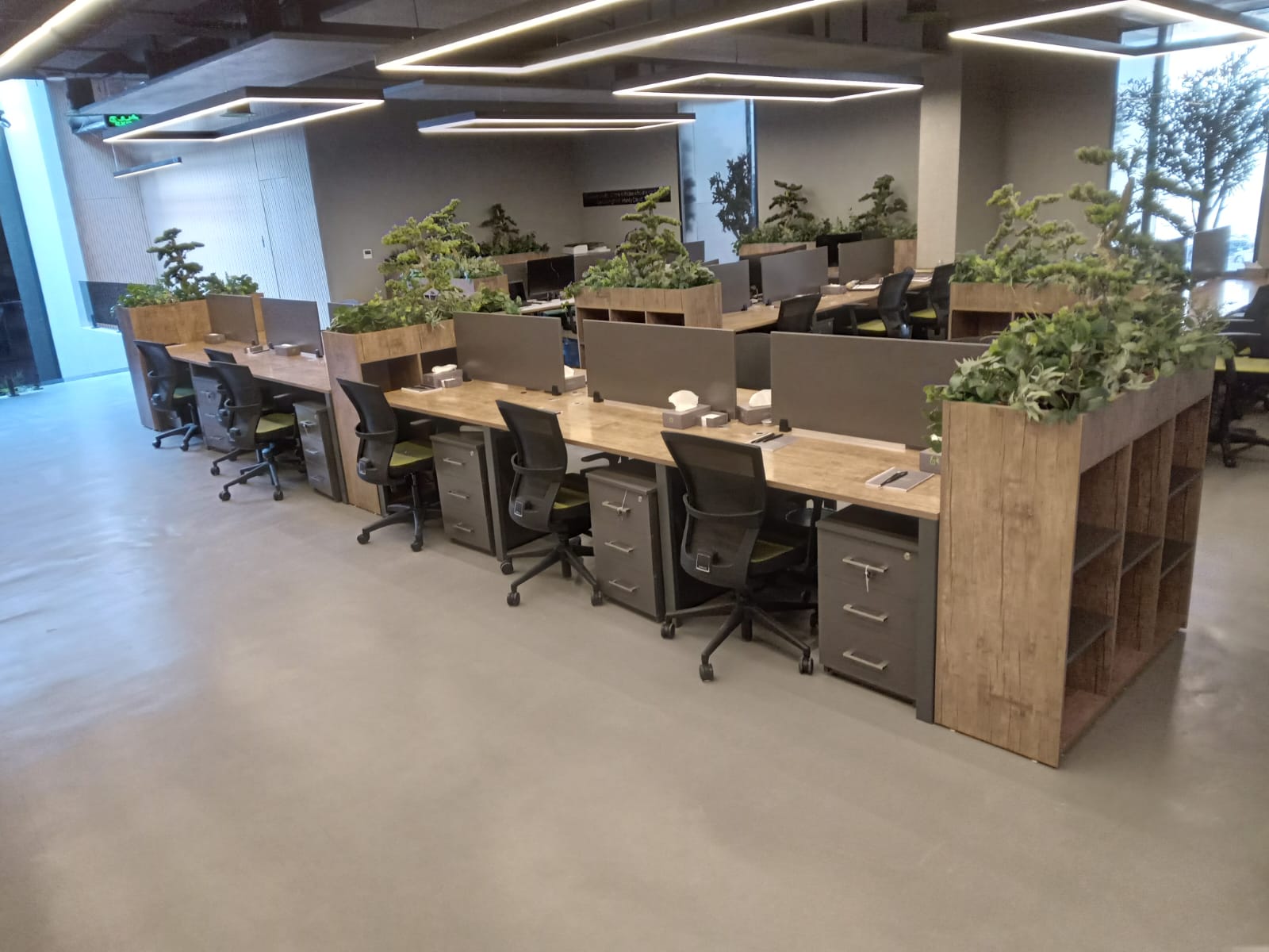 نموذج محطات عمل حديثة بفواصل نباتية وتصميم مخصص للمساحات المفتوحة