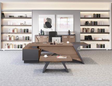 حل مكتب إداري فاخر بتصميم مائل وخلفية رفوف مضيئة | خشب غامق أنيق للمكاتب الحديثة