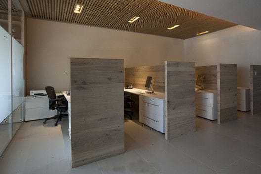 موديل وحدة عمل فردية بجدران خشبية مرتفعة – خصوصية وأناقة في آنٍ واحد حسب الطلب — من Office Art